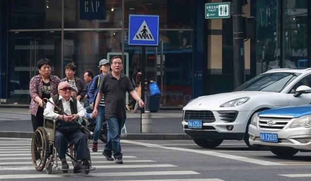 撞到人是先垫付医药费，还是等保险赔付？网友：死不垫付！