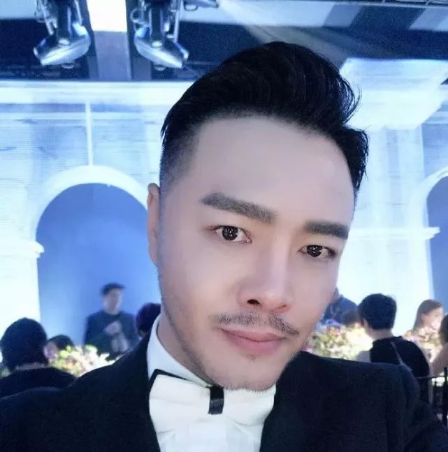 网友偶遇范冰冰与神秘男子街边热聊，衣着宽松再次引怀孕猜测
