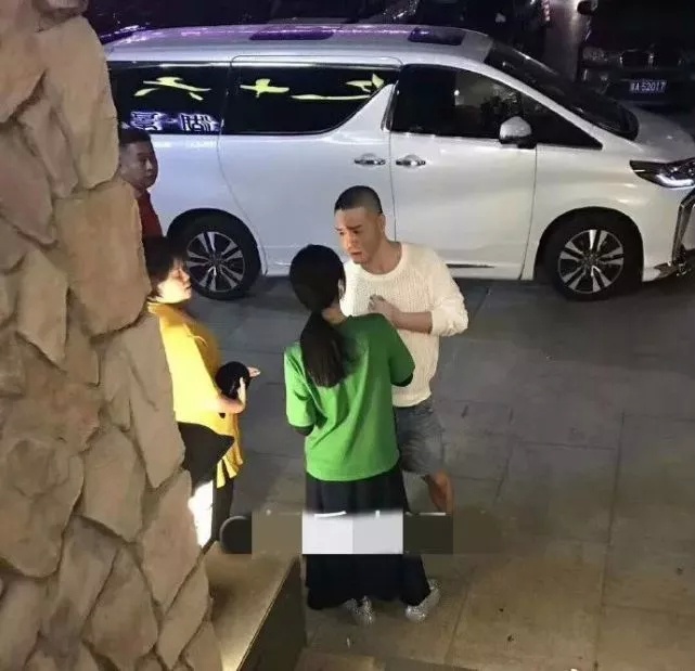 网友偶遇范冰冰与神秘男子街边热聊，衣着宽松再次引怀孕猜测