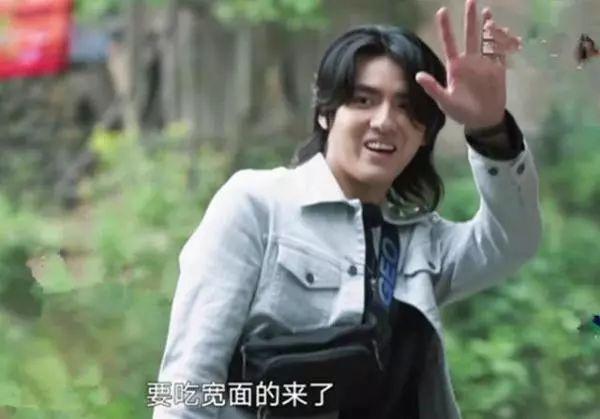 黄磊身材实在辣眼睛，谁给的勇气让中年男星把油腻肚腩当资本?