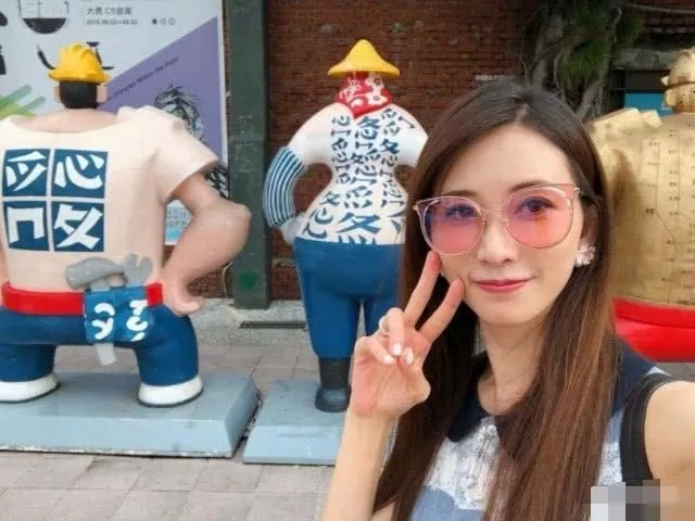 林志玲游乐园被偶遇，保镖护驾有排场，不老童颜被夸像仙女