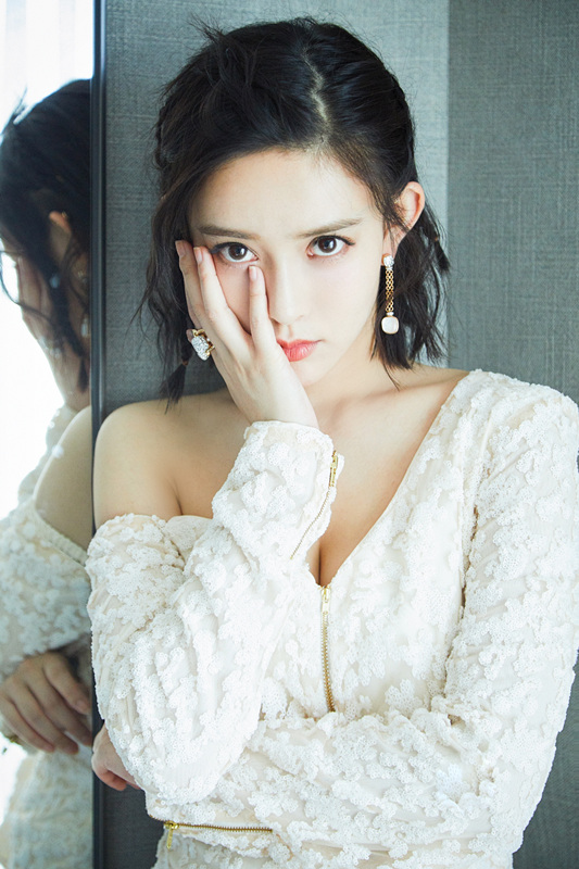 孟子义熠熠生姿温柔印花裙唯美亮相时尚活动