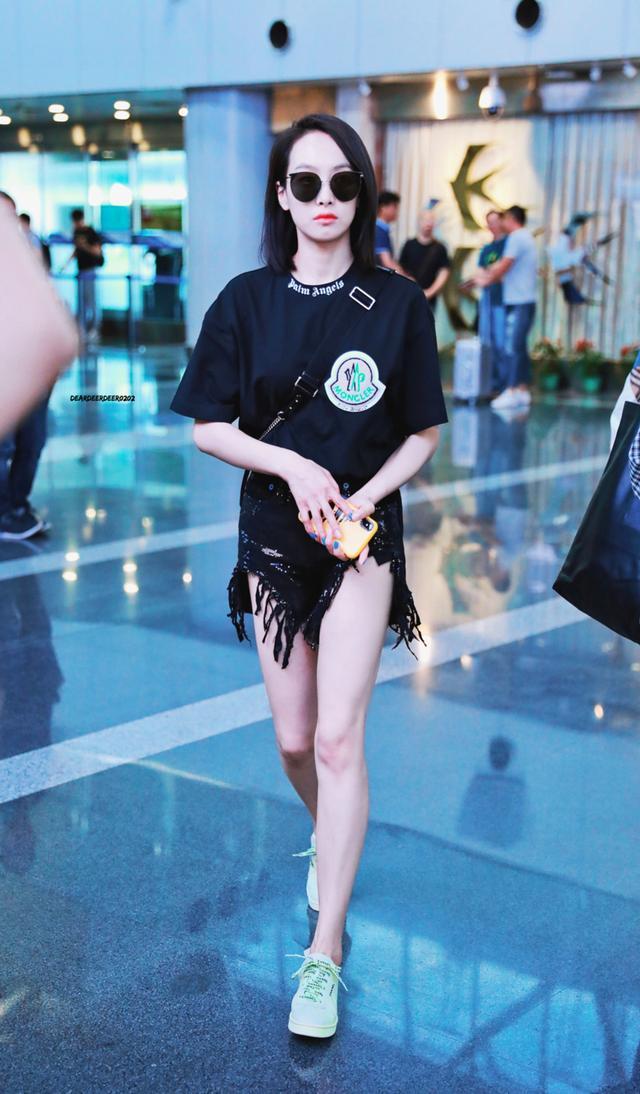 宋茜撕边黑色热裤大秀美腿,全黑look白到发光