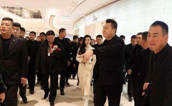 范冰冰出席活动待遇暴跌，坐第二排镜头被切，身边无人跟其交流