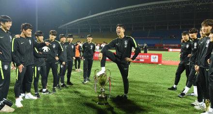 韩国球员脚踩熊猫杯大笑，潘粤明怒斥：有本事就还回去！