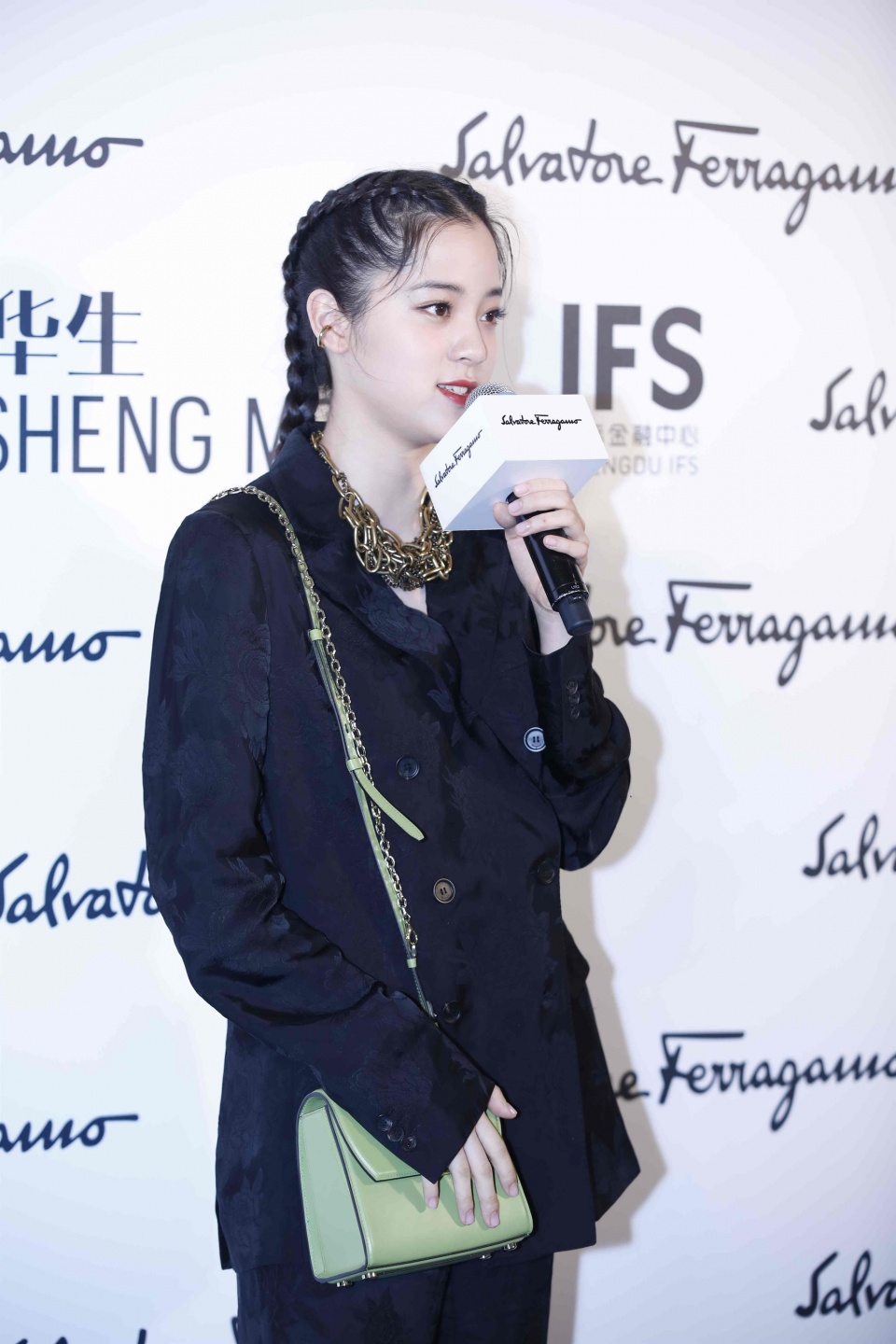 今天是甜酷girl！欧阳娜娜秒变好奇宝宝 扎小辫又美又飒