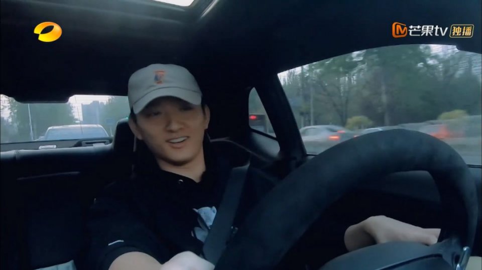 她的前男友是薛之谦？因误放前任歌曲被现任于小彤当街怒骂？