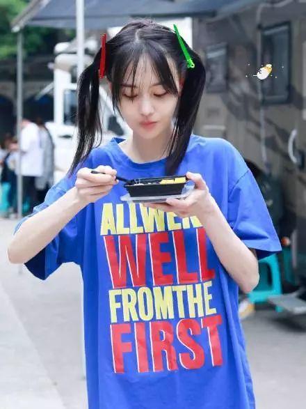 她的前男友是薛之谦？因误放前任歌曲被现任于小彤当街怒骂？