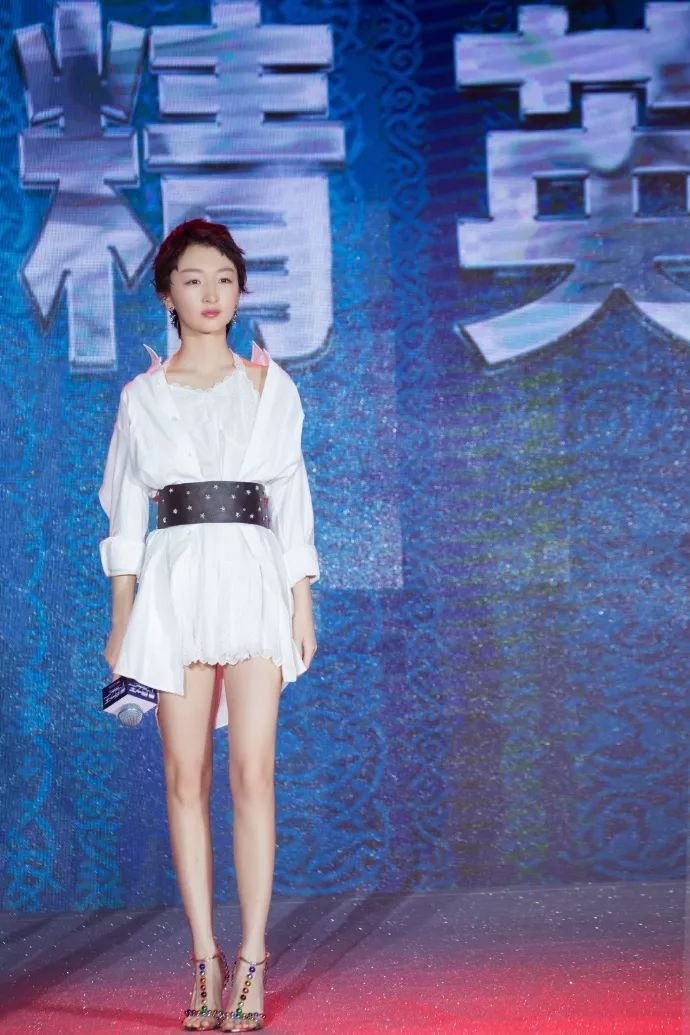 比起周冬雨天价砸出的美腿，她的造型团队更让女明星闻风丧胆！