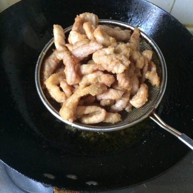 为什么酥肉炸出来不香脆?老伙夫:这一步做错,不光不脆还难吃