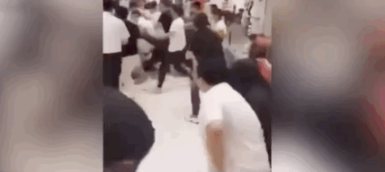 价格牌等店里装饰散落满地,玻璃更是碎了一地,一片狼藉,场面惊人!