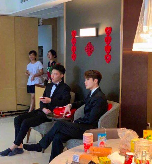 王嘉尔参加权哥婚礼，和男友人嘴对嘴传花瓣太好笑了