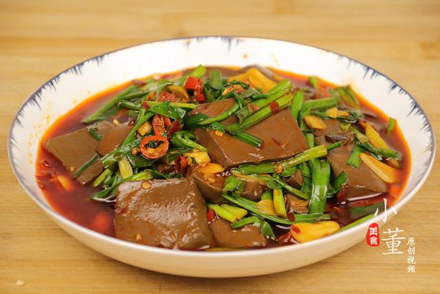 1把韭菜,1块鸭血,多加这一步,鸭血不会散块,营养鲜嫩还清肠