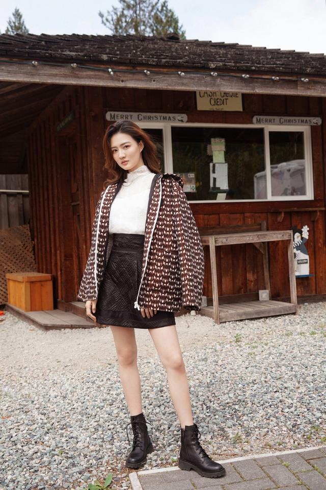 《甄嬛传》她演孙俪的妹妹,今穿透视衬衫高腰裙,美腿细得过分