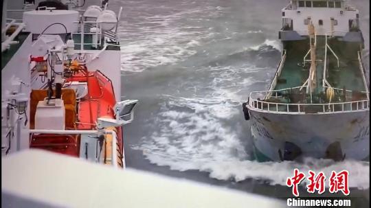 长江口“幽灵”油船抗法逃逸 撞上海事公务船