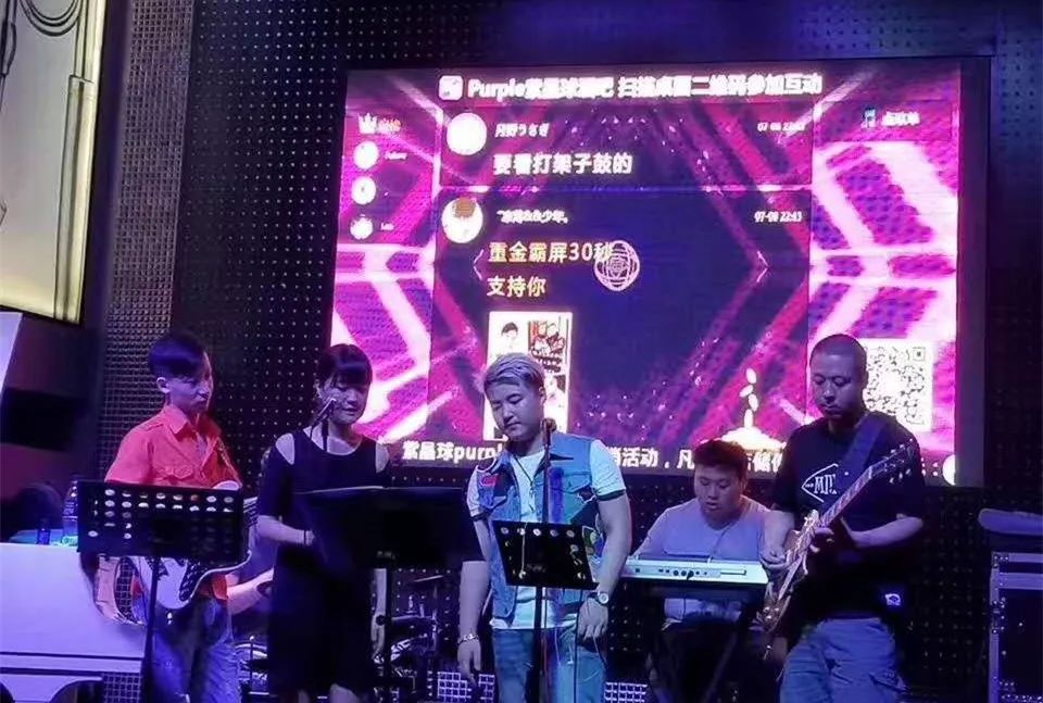在酒吧里，每屏秀秀大概就是这样