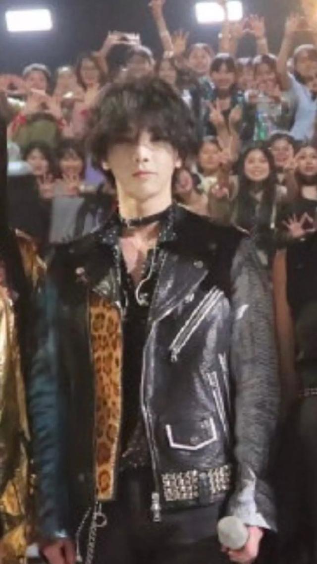 华晨宇一年一个样,整容上瘾了?