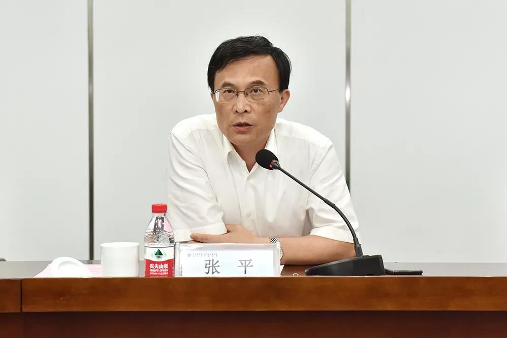 委党委夏建成副书记宣读聘任文件,正式宣布谭蔚泓院士为中国科学院