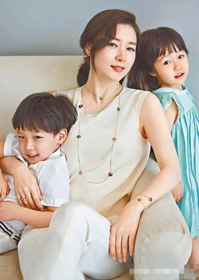 48岁李英爱带8岁女儿看舞台剧 女儿俏皮比剪刀手