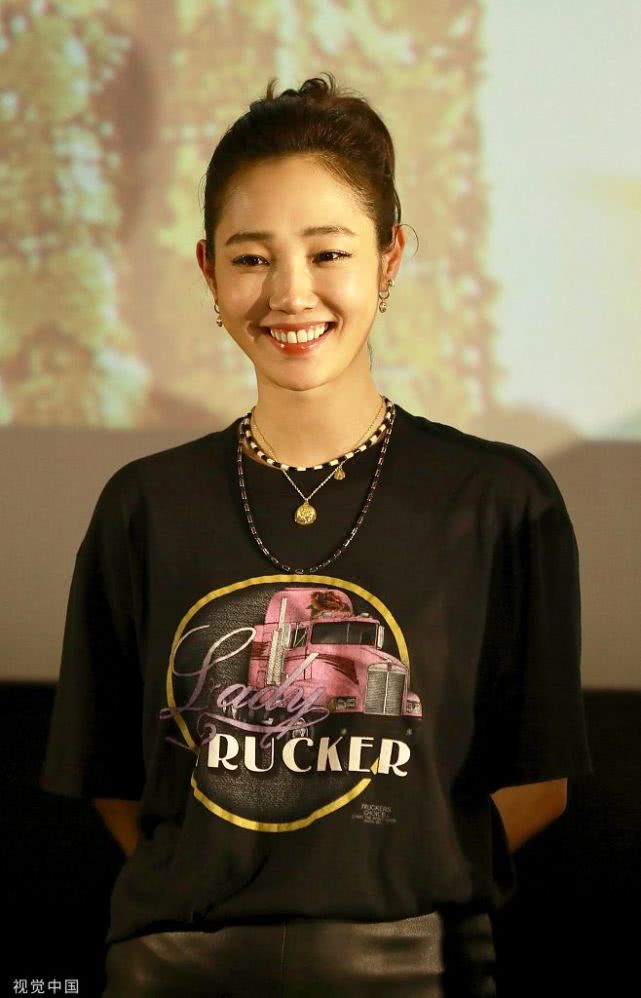 白百何重归少女风！首映礼扎丸子头清新养眼