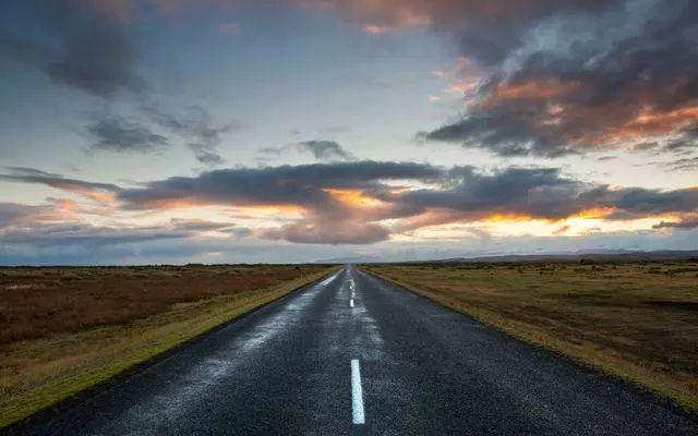 人生有两条路：一条是必须走的路，一条是自己想走的路__凤凰网