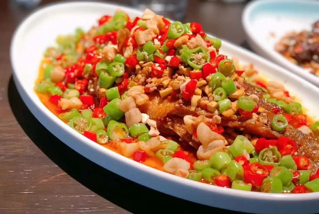 法国勃艮第村庄顶级的白葡萄酒，和浙江县城最好的食材，饭小美用一席风土之宴复刻乡土的珍馐与风情