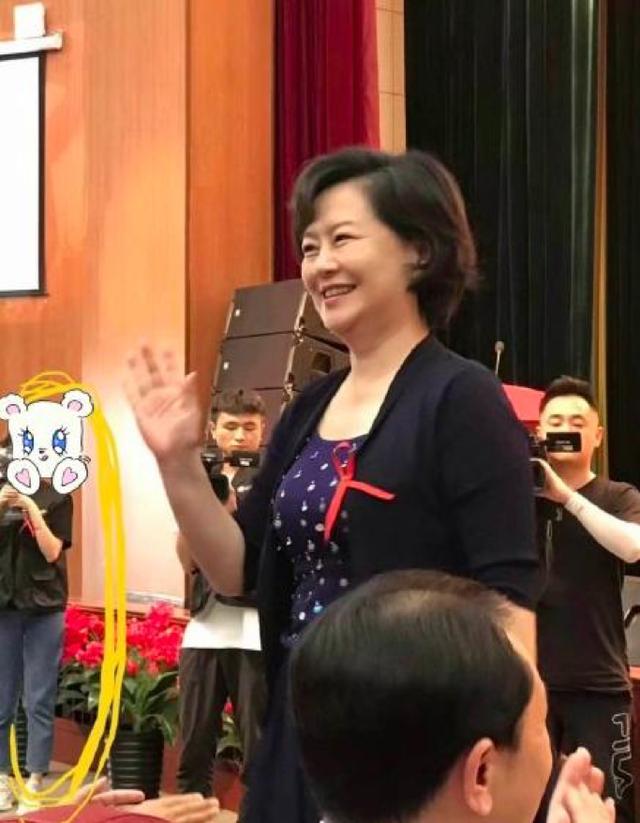 鞠萍姐姐这是减肥反弹了？
