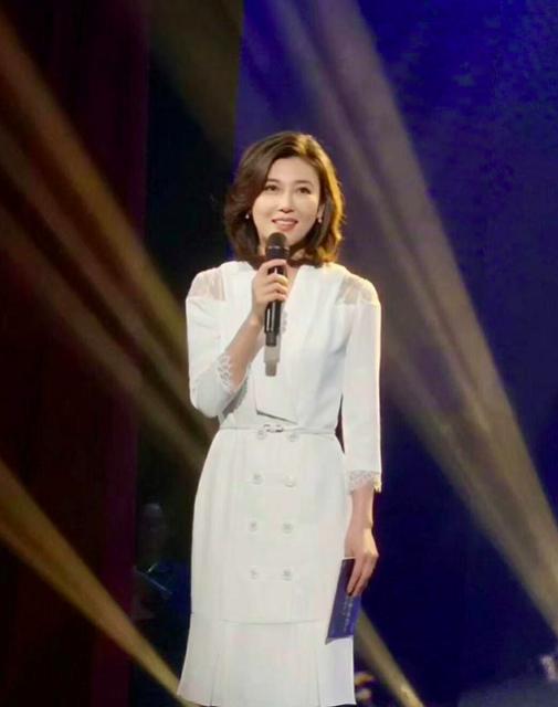 41岁央视主播李红现身某节目，举止端庄气质佳，淡妆甜美平易近人