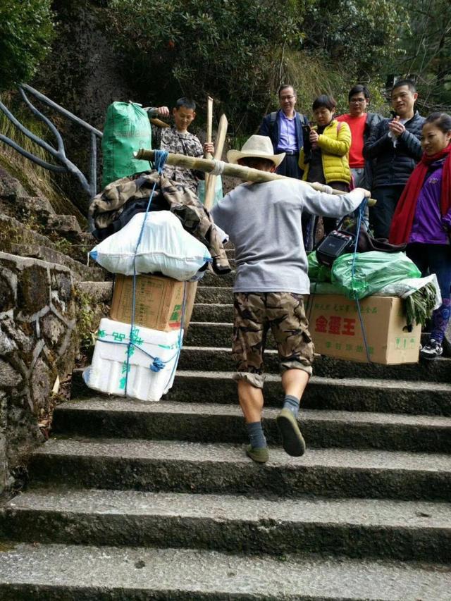 三清山挑夫粉丝百万,每日负重攀爬30公里,一副扁担演绎"精舞门"