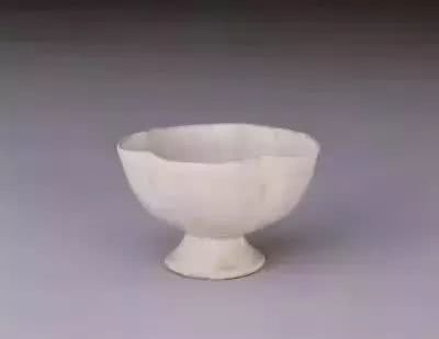 宋白釉花口高足杯,故宫博物院藏