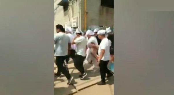 王宝强母亲脑瘫去世！出殡现场哭到站不起，村民搀扶前行
