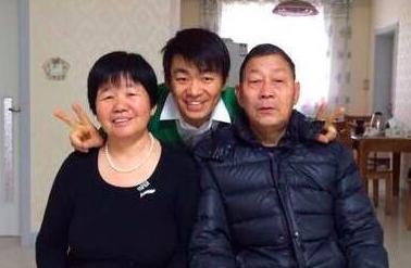 王宝强母亲脑瘫去世！出殡现场哭到站不起，村民搀扶前行