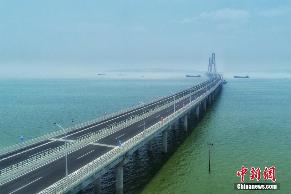 中国高速公路跨内陆湖泊最长斜拉桥建成通车