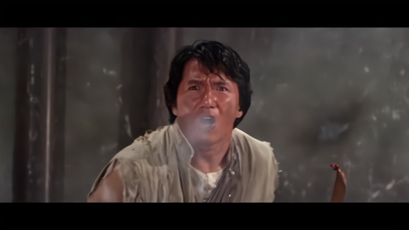 成龙醉拳经典片段:勇闯贼窝陷入苦战,怒喝工业酒精反败为胜!视频