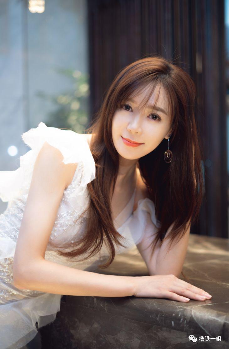 腿长110cm,宅男女神的她身材碾压娱乐圈一众小花,这才叫腿精!