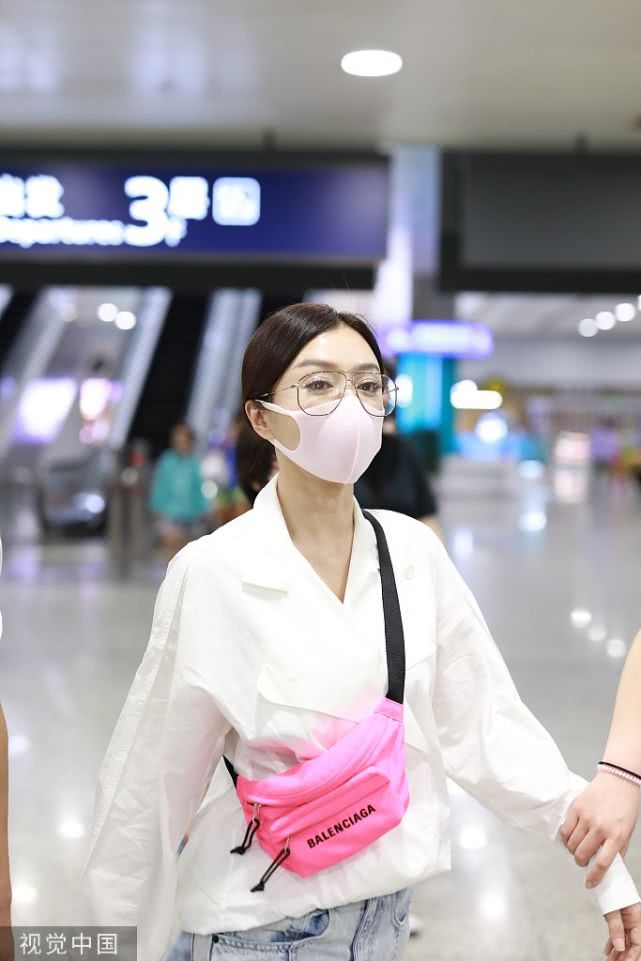 秦岚扎低马尾温婉气质尽显 戴大框眼镜拉风粉挎包抢镜