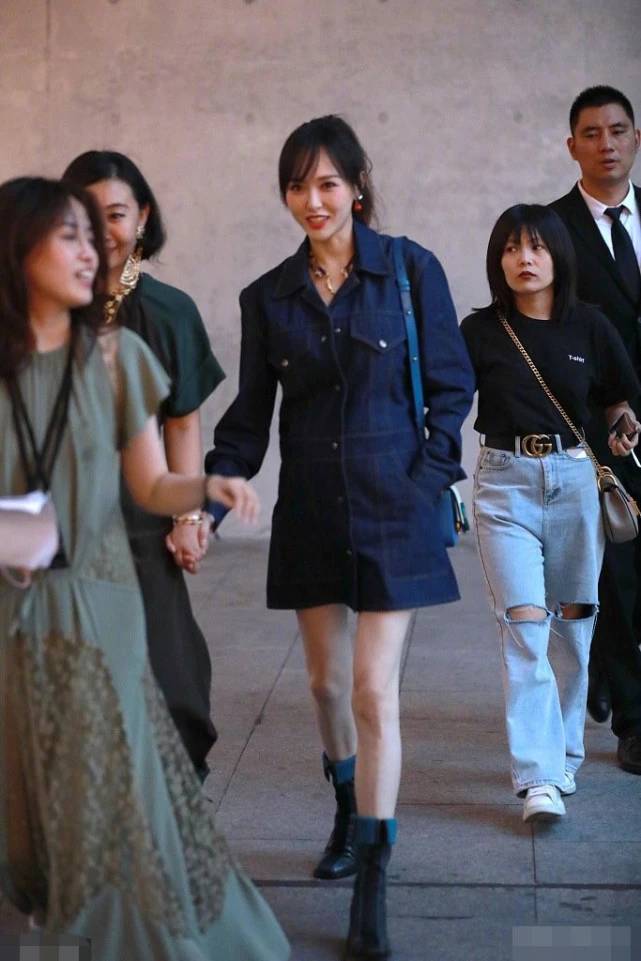 唐嫣小腹隆起疑怀孕？知情人透露其仍在拍戏，还为角色增肥