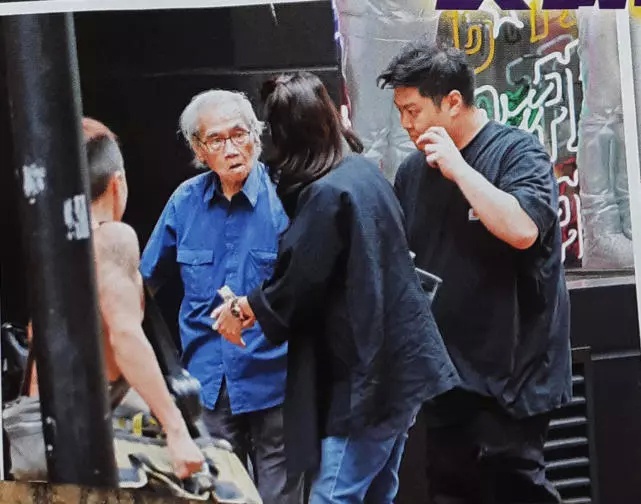 袁咏仪购物途中扶起跌倒老人家，确定无大碍后才离开