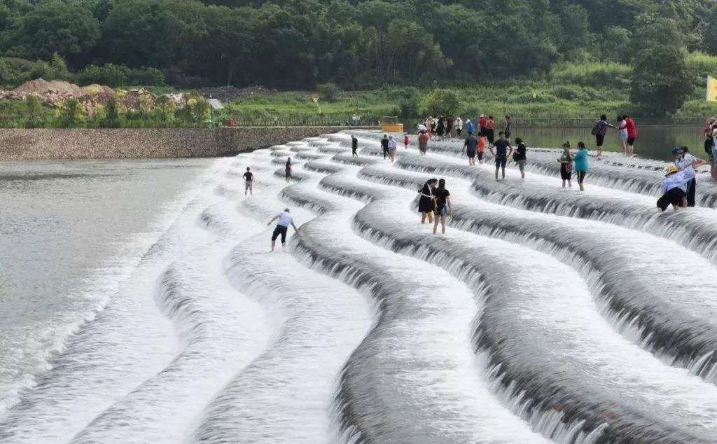 鹅卵石铺筑的坝顶, 蜿蜒曲折的叠式堰坝, 倾泻而下的水流形成层层叠叠