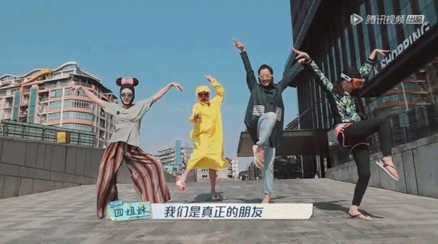 我们是真正的朋友：相比于大S的草莓包，我更想要她们的减龄穿搭！