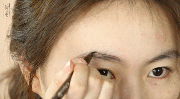 (向上生长的就向上梳向下的同理),眉毛长度超出眉形的用眉剪修剪一下