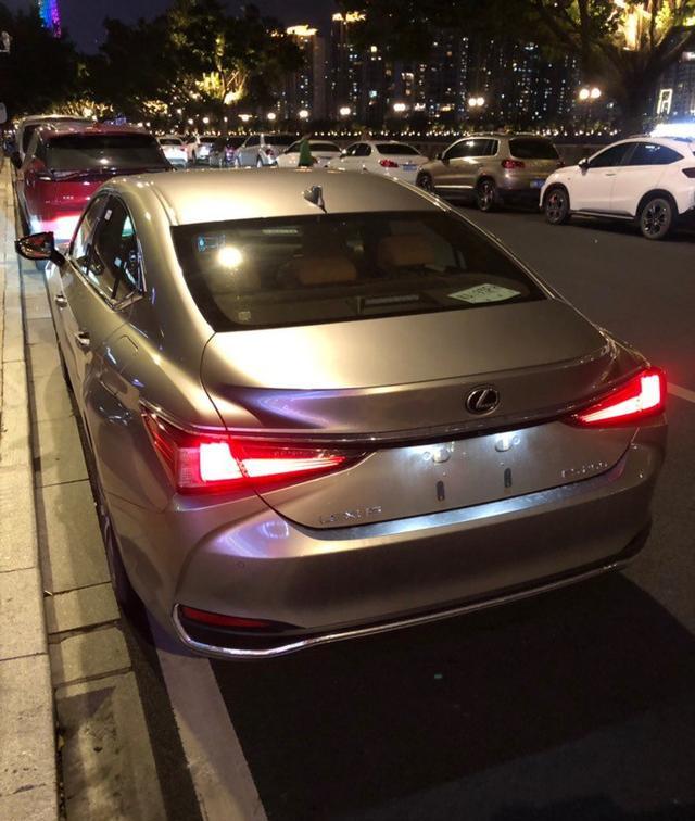 喜提新雷克萨斯ES260,落地31.5万,油耗最低4.5L要逆天了