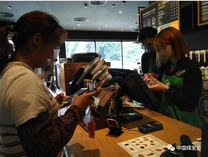 (上图:星巴克购买饮料,店员问都不问,直接默认给客户一次性杯子。摄影/笔触媒,2019年7月8日摄于广州美院正门对面星巴克门店)
