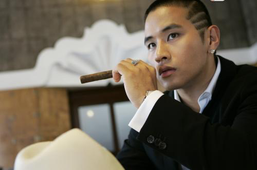 韩星因逃役入美籍遭抵制，来中国获成龙提携，今事业顺利仍念祖国