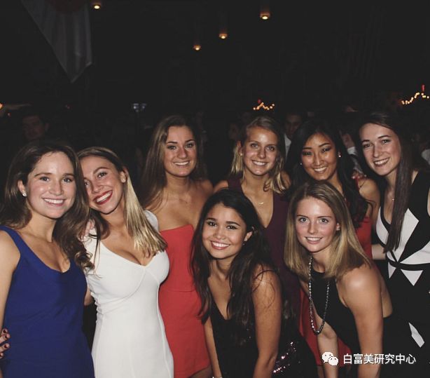 The only family that has been rich for more than 15 generations, at the age of 22, she lay down and crushed half of the celebrity circle.