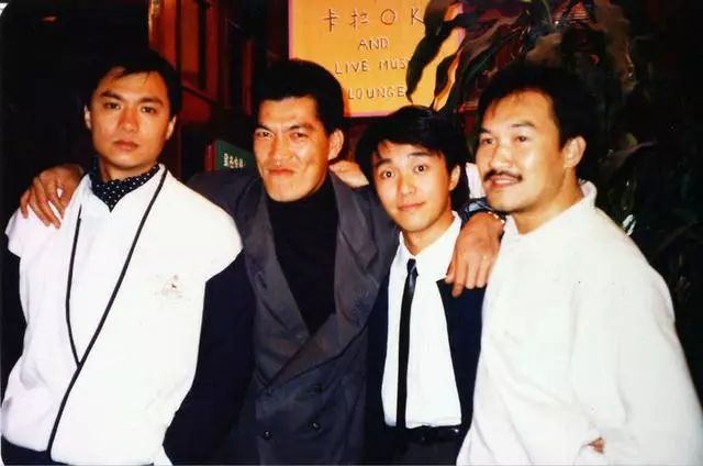 1990年拍摄《一本漫画闯天涯》时,周星驰与成奎安,林俊贤,梁家仁合影