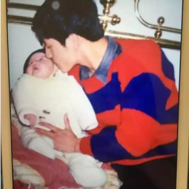 明星的神颜父母!女儿中学因颜值成名,爸爸好看得像韩剧男主
