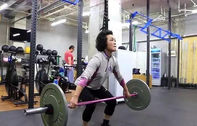 60岁大妈身体欠佳而健身，夺得CrossFit金牌，越活越年轻