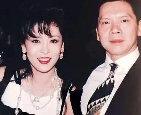 向太自揭与丈夫爱称，自嘲年轻时起床会亲吻，如今被放狗舔