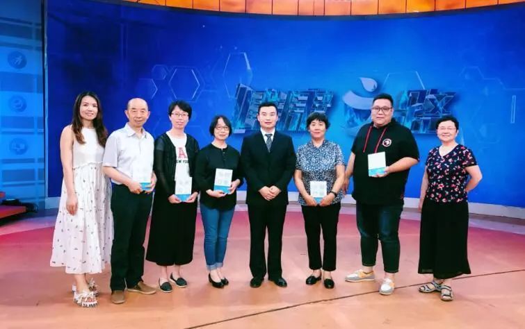 图4 健康之路导演,专家,嘉宾合影留念 "新数羊"作为国内非药物改善